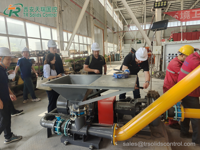 德國(guó)客戶來(lái)天瑞固控工廠參觀考察